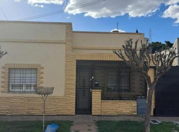 Casa · 130m² · 3 Ambientes · 3 Cocheras · Casa en Venta 3 Ambientes con Jardin y Terraza
