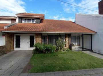 Casa · 240m² · 6 Ambientes · 2 Cocheras · Chalet de 5 Ambientes Totalmente Reciclado, con Playroom y Parrilla - La Perla