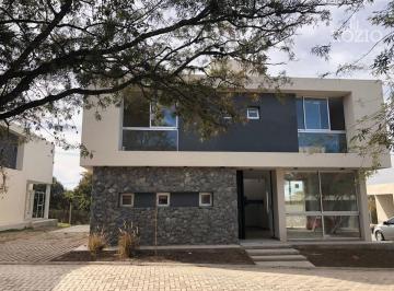 Casa · 200m² · 8 Ambientes · 2 Cocheras · Housing Punta Golf - Categoria - Bº Golf Villa Allende