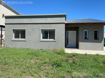 Casa · 160m² · 4 Ambientes · 1 Cochera · Lindísima Casa en Santa Elena Desarrollada en Pb