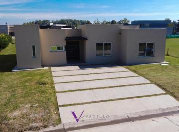 Casa · 170m² · 4 Ambientes · 2 Cocheras · Excelente Oportunidad Casa en Barrio Don Joaquin!