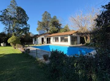 Casa · 160m² · 5 Ambientes · 2 Cocheras · Casa Quinta en El Corazón del Barrio El Trébol!