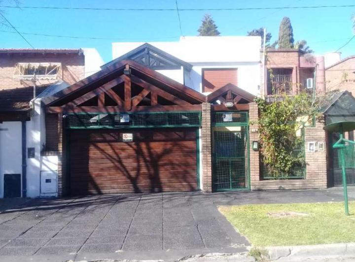 Casa · 200m² · 6 Ambientes · 2 Cocheras
