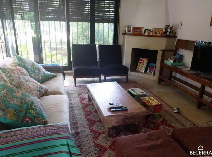 Casa · 230m² · 7 Ambientes · 1 Cochera