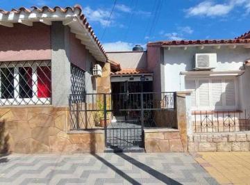 Casa · 186m² · 6 Ambientes · 1 Cochera · Casa con Excelente Ubicación en San José Gllén