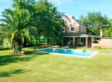 Casa · 260m² · 9 Ambientes · 1 Cochera · D. Esteche Realty & Home Ayres de Pilar Casa Clasica