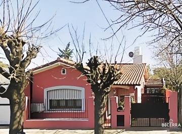 Casa · 162m² · 3 Ambientes · 1 Cochera · Chalet en Venta en Hurlingham