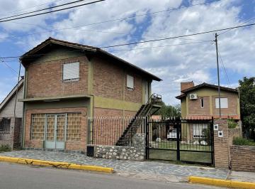 Casa · 208m² · 4 Ambientes · 1 Cochera · Casa en Centro