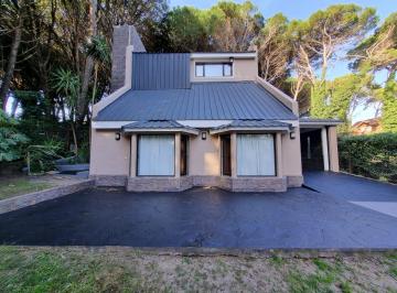Casa · 275m² · 3 Dormitorios · 1 Cochera · Vendo Casa en Zona Golf y Bosque – 800 m² de Lote