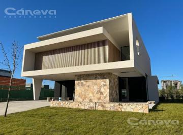 Casa · 353m² · 6 Ambientes · 2 Cocheras · Casa de Diseño y Calidad en Lote Interno en Virazon