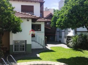 Casa · 276m² · 6 Ambientes · 3 Cocheras · Chalet 6 Amb con Parque, Pileta y Garage, Ubicado en Acevedo 1300 Banfield