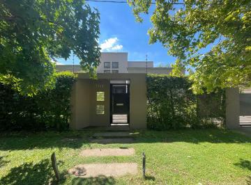 Casa · 280m² · 3 Ambientes · 1 Cochera · Casa en City Bell