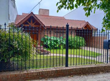 Casa de 4 ambientes, Almirante Brown · Venta de Chalet con Piscina en Adrogué