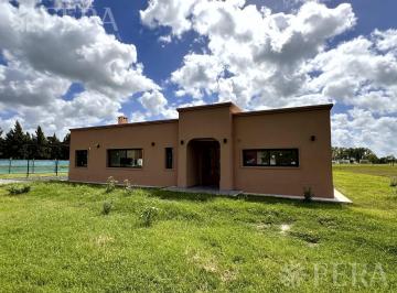Casa · 178m² · 4 Ambientes · 1 Cochera · Venta Casa 4 Ambientes con Piscina Campos de Roca - Brandsen