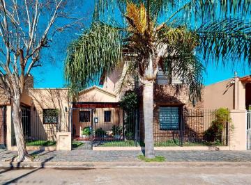Casa · 193m² · 3 Dormitorios · 2 Cocheras · Hermosa Casa en Venta Sobre Calle Picasso, Ciudad Jardin