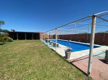 Patio y piscina. · Casa Quinta en San Luis del Palmer, Corrientes.