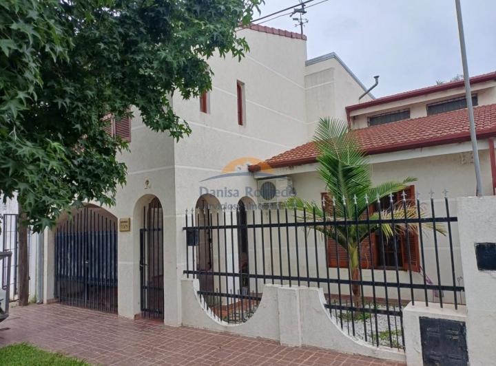 Casa · 219m² · 6 Ambientes · 1 Cochera