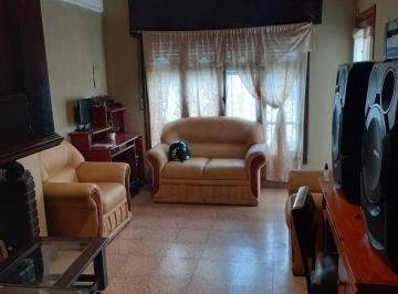 Casa · 236m² · 5 Ambientes · 1 Cochera · Casa 4 Dorm. en Venta B° Parque Velez Sarsfield