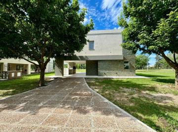 Casa · 170m² · 5 Ambientes · 2 Cocheras · Venta de Casa en Country &quot;portal del Sol&quot; San Lorenzo.