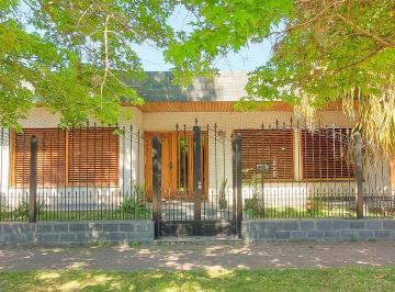 Casa · 160m² · 4 Ambientes · 4 Cocheras · Chalet Amplio con Parque en Longchamps