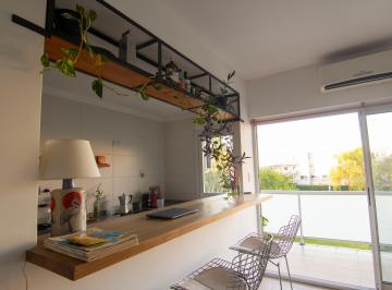 Cocina integrada con barra · Complejo La Mora, Tigre. Súper Luminoso, Dueño Directo.
