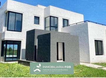 Casa · 225m² · 5 Ambientes · 1 Cochera · Casa a La Laguna Venta Barrio Golf El Cantón Escobar
