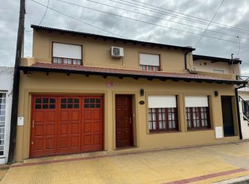 Frente · Casa Reciclada a Nuevo con Depto Quincho y Patio Semicéntrica