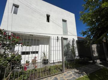 Casa · 135m² · 4 Ambientes · 2 Cocheras · Casa en Venta - 2 Dorm. 3 Baños - Cocheras - 215 m² - City Bell, La Plata