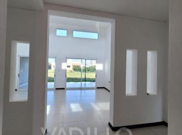 Casa · 180m² · 4 Ambientes · 1 Cochera · Hermosa Casa en Venta en Barrio Cerrado Santa Juana.