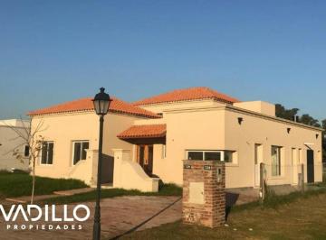 Casa · 180m² · 4 Ambientes · 1 Cochera · Casa en Venta en Santa Juana, Estilo Colonial Mexicano.