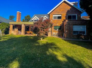 Casa · 365m² · 5 Ambientes · 2 Cocheras · Hermosa Casa de 4 Dorm. en Amplio Terreno con Piscina en Fisherton.