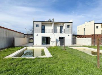 Casa · 110m² · 3 Ambientes · 2 Cocheras · Casa 2 Dorm. con Jardin y Pileta. a Estrenar. Financiacion en Pesos.