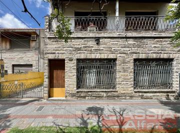 Casa · 150m² · 5 Ambientes · 1 Cochera · Casa en PH Al Frente Dos Plantas 5 Ambientes, Cochera Pasante, Fondo Libre