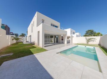 Casa · 221m² · 5 Ambientes · 2 Cocheras · Venta - Casa de 3 Dorm. con Pileta y Cochera - Fisherton Barrio Cerrado