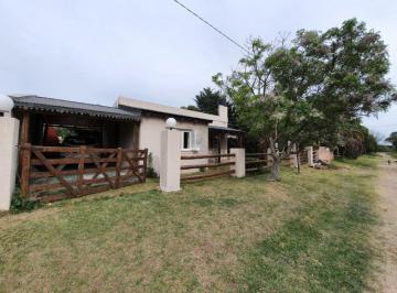 Casa · 60m² · 3 Ambientes · 4 Cocheras · Casa Quinta, Dos Dorm., con Amplio Jardín y Pileta, Excelente Ubicación en Antelo