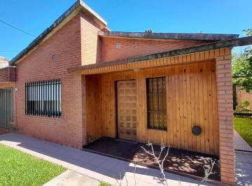 Casa · 115m² · 2 Ambientes · 1 Cochera · Excelente Casa con Jardín Delantero y Parque Inmenso Trasero