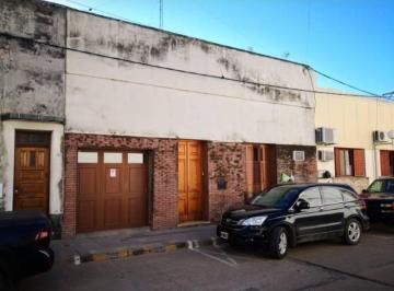 Casa · 179m² · 4 Ambientes · 1 Cochera · Casa de 3 Dorm., Cocina, Living Comedor, Cochera y Jardin. Excelente Ubicacion