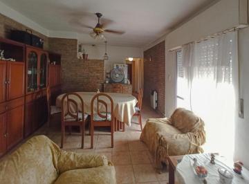 Casa de 4 ambientes, Rosario · Pasillo con 2 Dorm. con Patio y Terraza