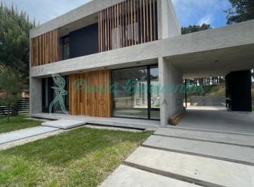 Casa · 240m² · 5 Ambientes · 1 Cochera · Vendo Casa en Barrio Pioneros Pinamar