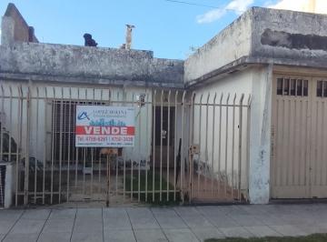 Casa de 5 ambientes, Tres de Febrero · Casa 5 Amb / Garage / Fondo Libre / Quincho I Terraza // Caseros