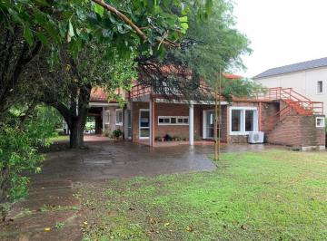 Casa · 500m² · 5 Ambientes · Country del Jockey, 1870 m² de Terreno con Fondo Golf, 4 Dorm., 5 Baños
