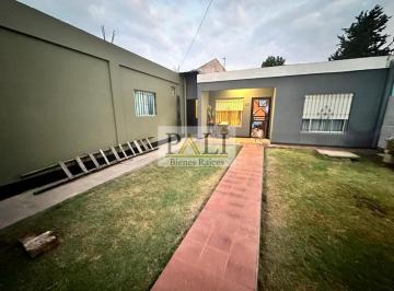 Casa · 200m² · 5 Ambientes · Casa con Departamento a La Venta Apta Credito Hipotecario - Berazategui Oeste