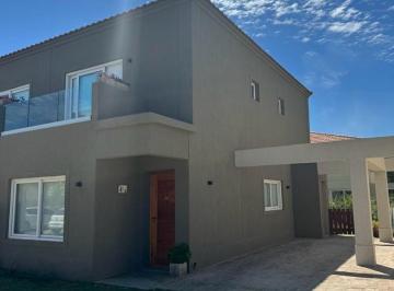 Casa · 106m² · 4 Ambientes · 1 Cochera · Casa Triplex en Venta en Saravi Village, Pilar, G. B. a. Zona Norte