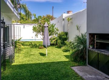Casa · 227m² · 6 Ambientes · 2 Cocheras · Venta Casa con Jardín, Pileta y Garage en Quilmes