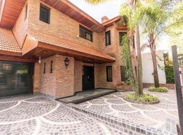 Casa · 400m² · 6 Ambientes · 4 Cocheras · Importante Casa en Punta Chica con Ambientes Grandes, Jardin y Piscina.