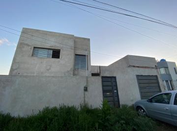 Casa · 170m² · 4 Ambientes · 2 Cocheras · Casa en Venta - 3 Dorm. 3 Baños - Cocheras - 326 m² - Barrio Aeropuerto, La Plata