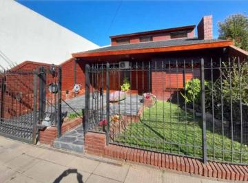 Casa · 180m² · 4 Ambientes · 2 Cocheras · Excelente Chalet Zona Centro Ituzaingo Sur