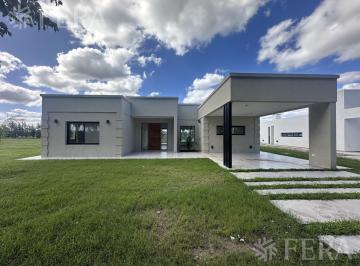 Casa · 152m² · 4 Ambientes · 1 Cochera · Venta Casa 4 Ambientes con Cochera y Piscina en Haras del Sur III - La Plata