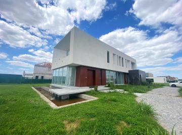 Casa · 320m² · 6 Ambientes · 1 Cochera · Venta Casa 1029 m² Canning La Providencia