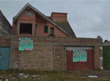 Casa · 240m² · 3 Dormitorios · 1 Cochera · Chalet a Terminar 4amb *8,66x37*